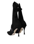 Schwarze Stiletto-Absatzstiefel auf halber Wadenhöhe