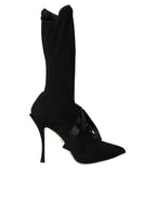 Schwarze Stiletto-Absatzstiefel auf halber Wadenhöhe