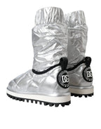Metallic-silberne gesteppte Logo-Patch-Stiefel