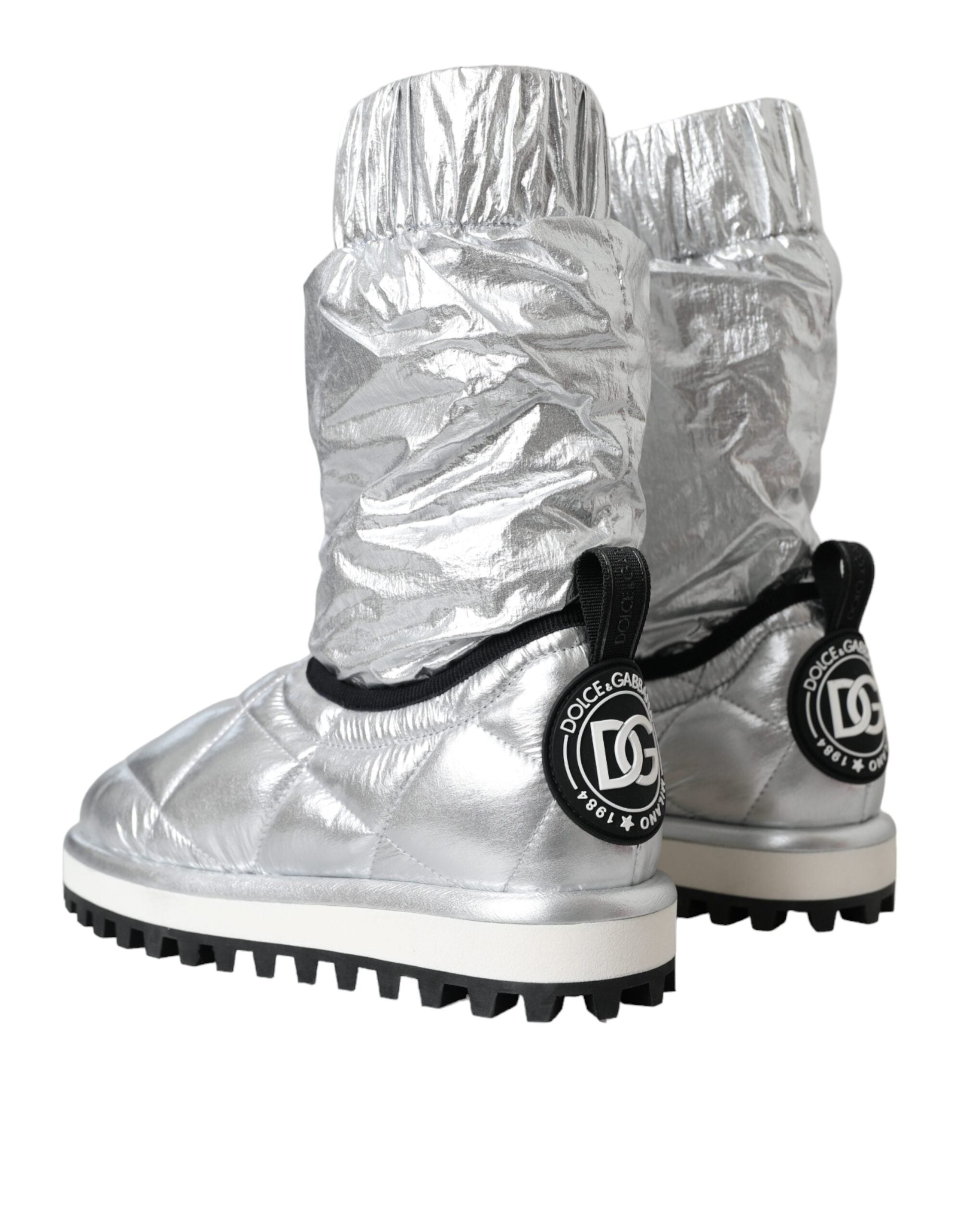 Metallic-silberne gesteppte Logo-Patch-Stiefel