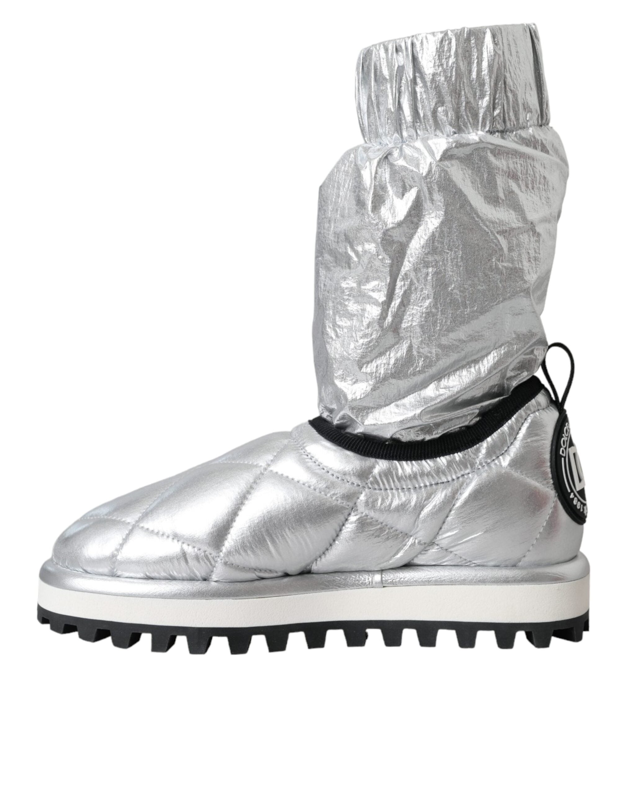 Metallic-silberne gesteppte Logo-Patch-Stiefel