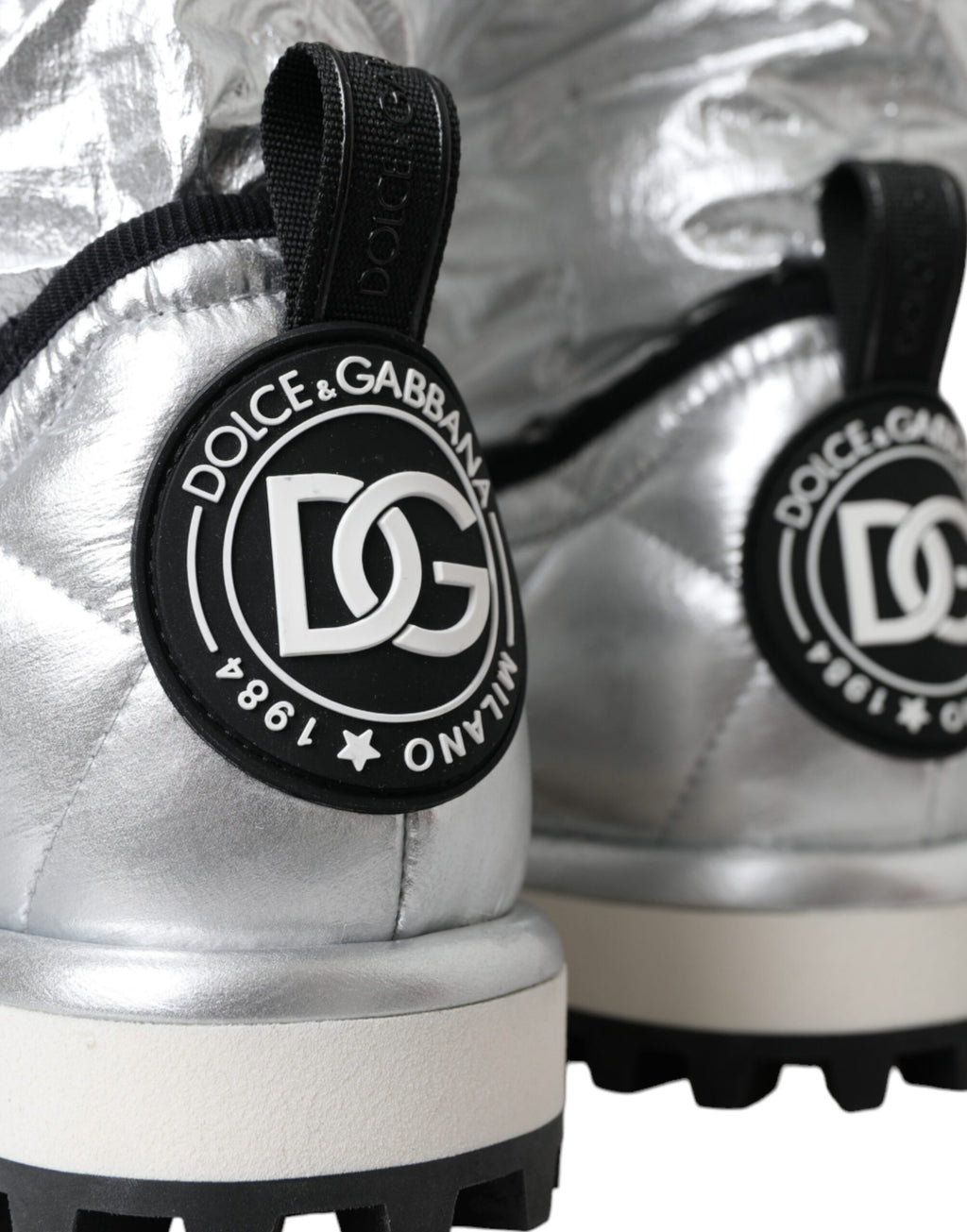 Metallic-silberne gesteppte Logo-Patch-Stiefel
