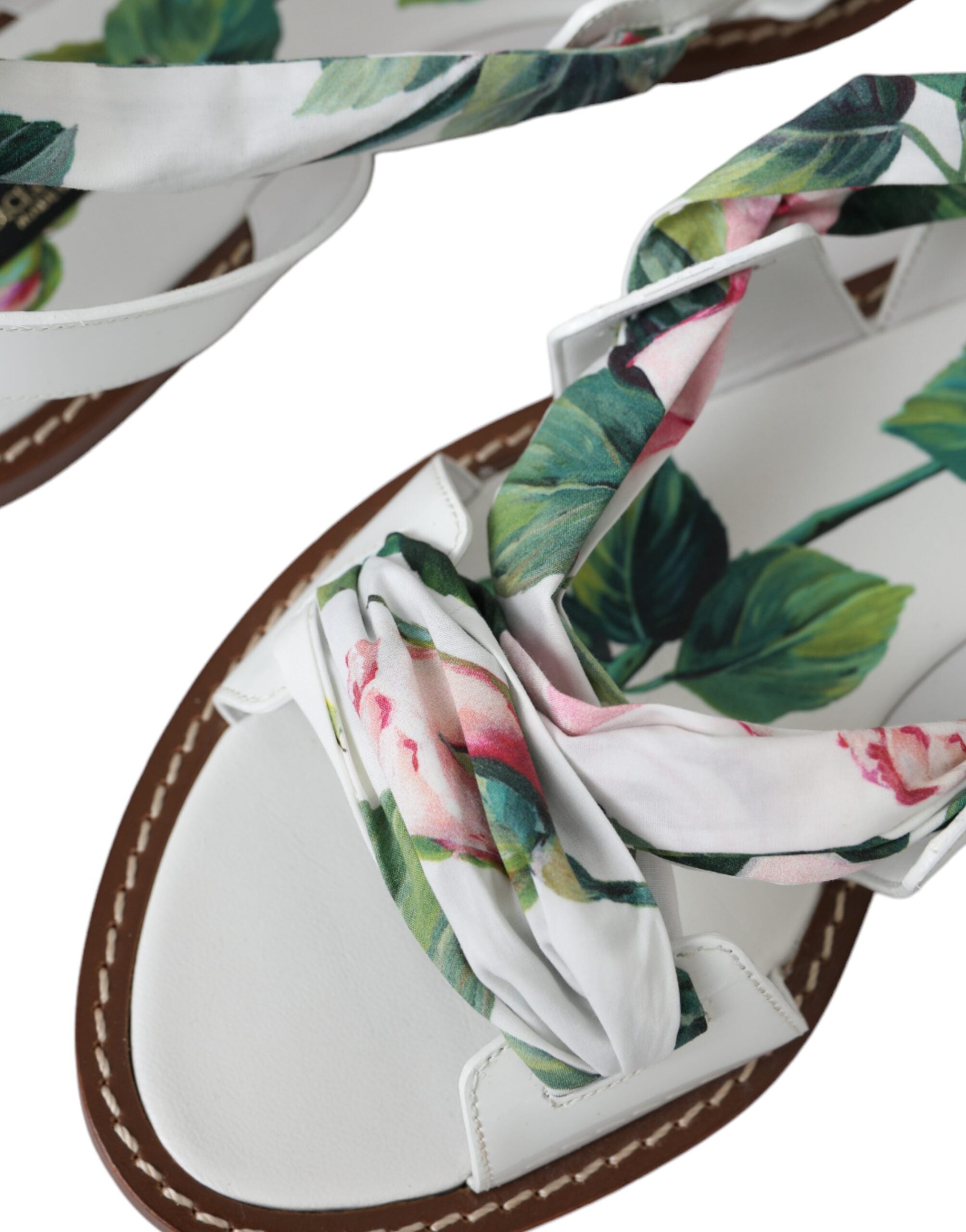 Mehrfarbige Sandalen mit Blumenmuster und Knöchelriemen