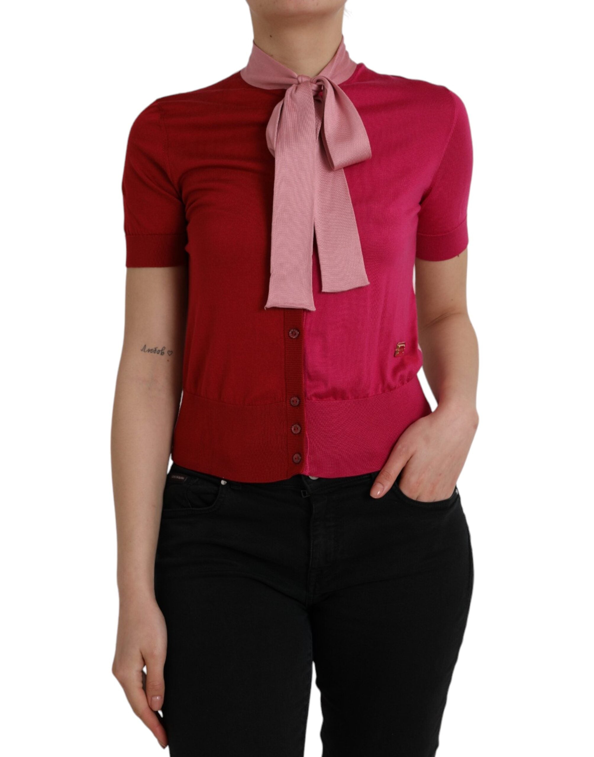 Rosa Kurzarm-Pullover mit Ascot-Kragen