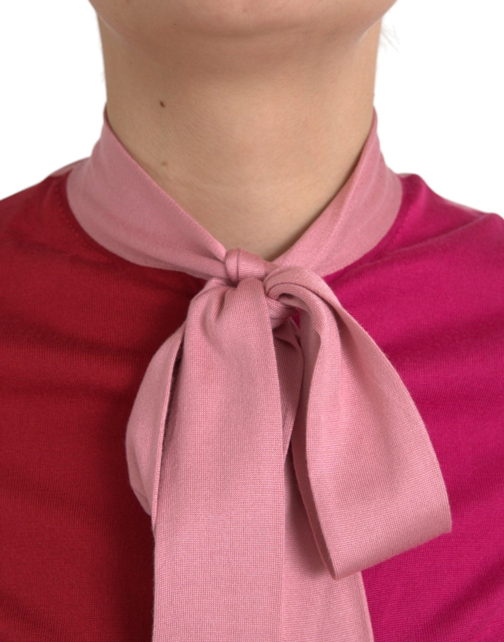 Rosa Kurzarm-Pullover mit Ascot-Kragen