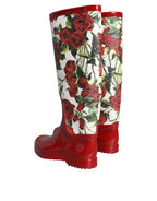 Rote kniehohe Gummistiefel mit Blumenmuster