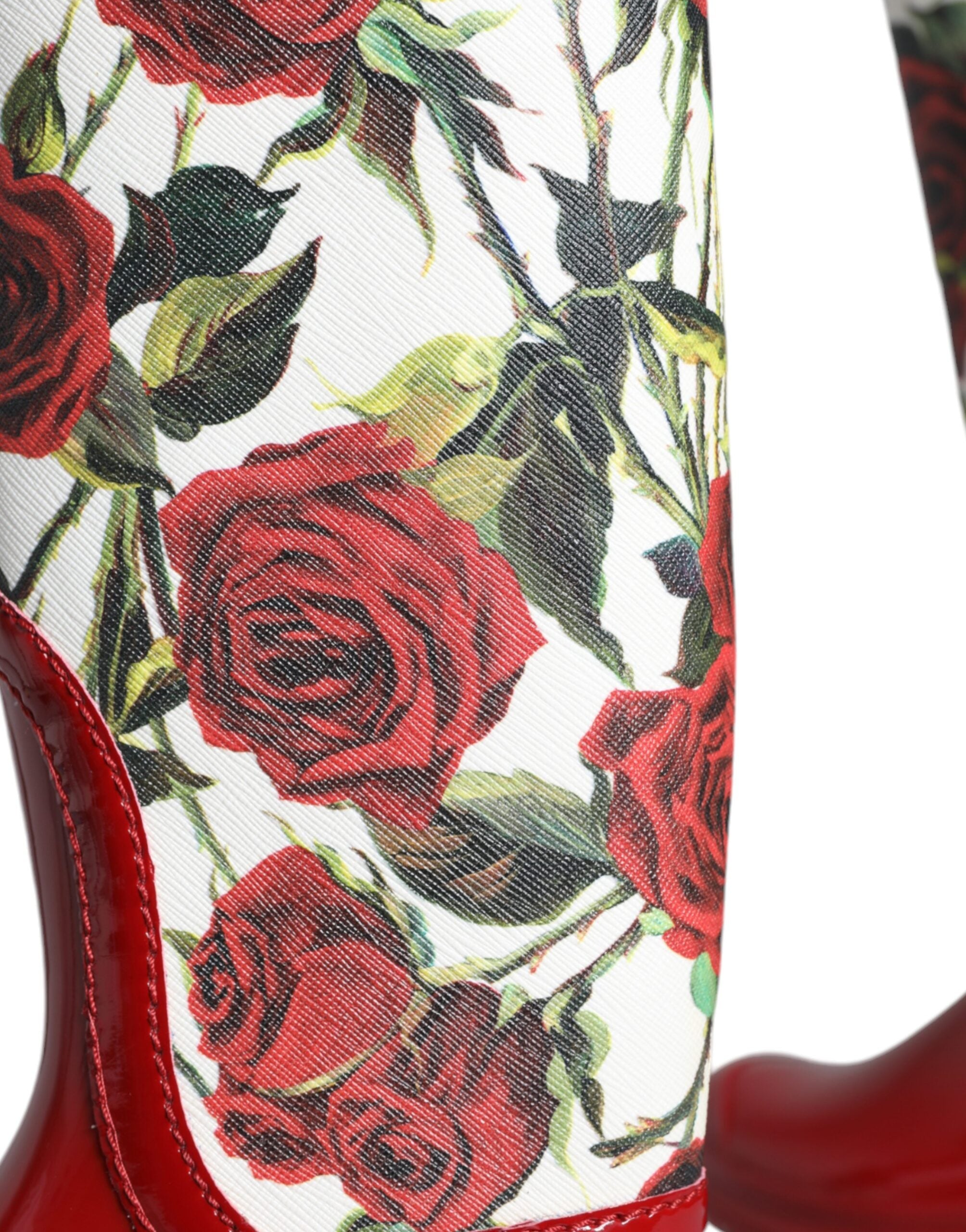 Rote kniehohe Gummistiefel mit Blumenmuster