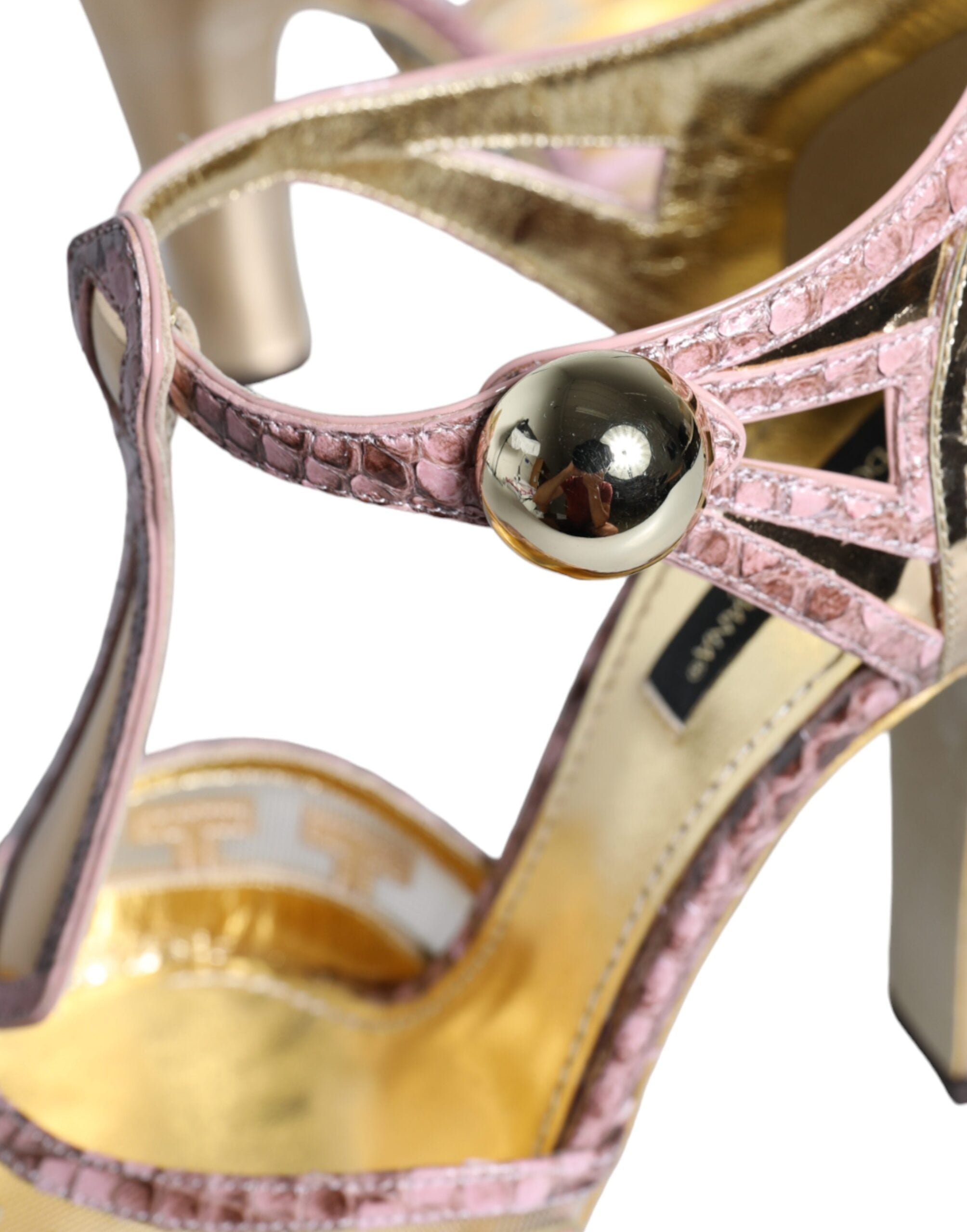 Sandals with T-strap and pump heel in pink gold leather