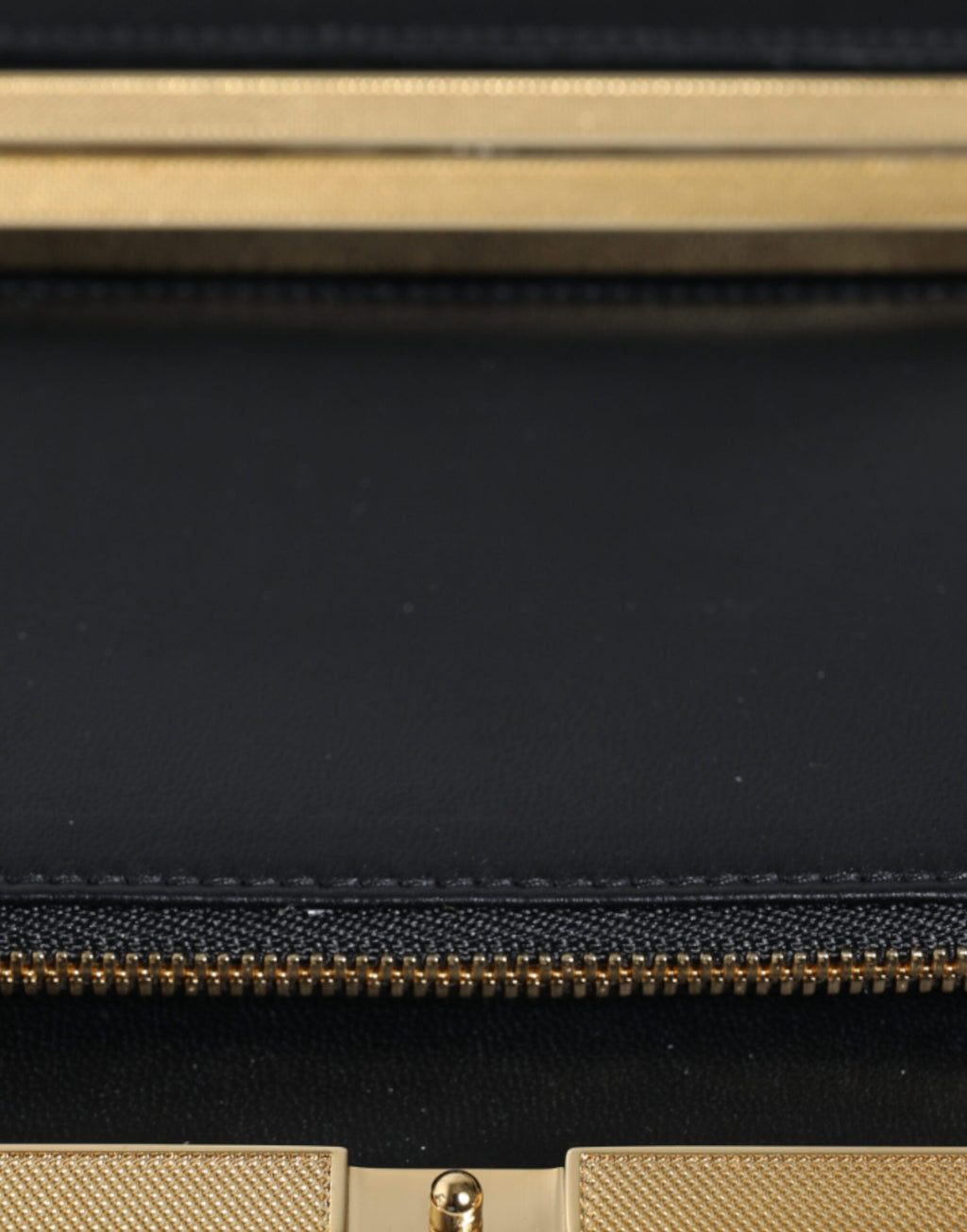 Clutch-Abendtasche mit mehrfarbigem Blumenmuster und Goldrahmen