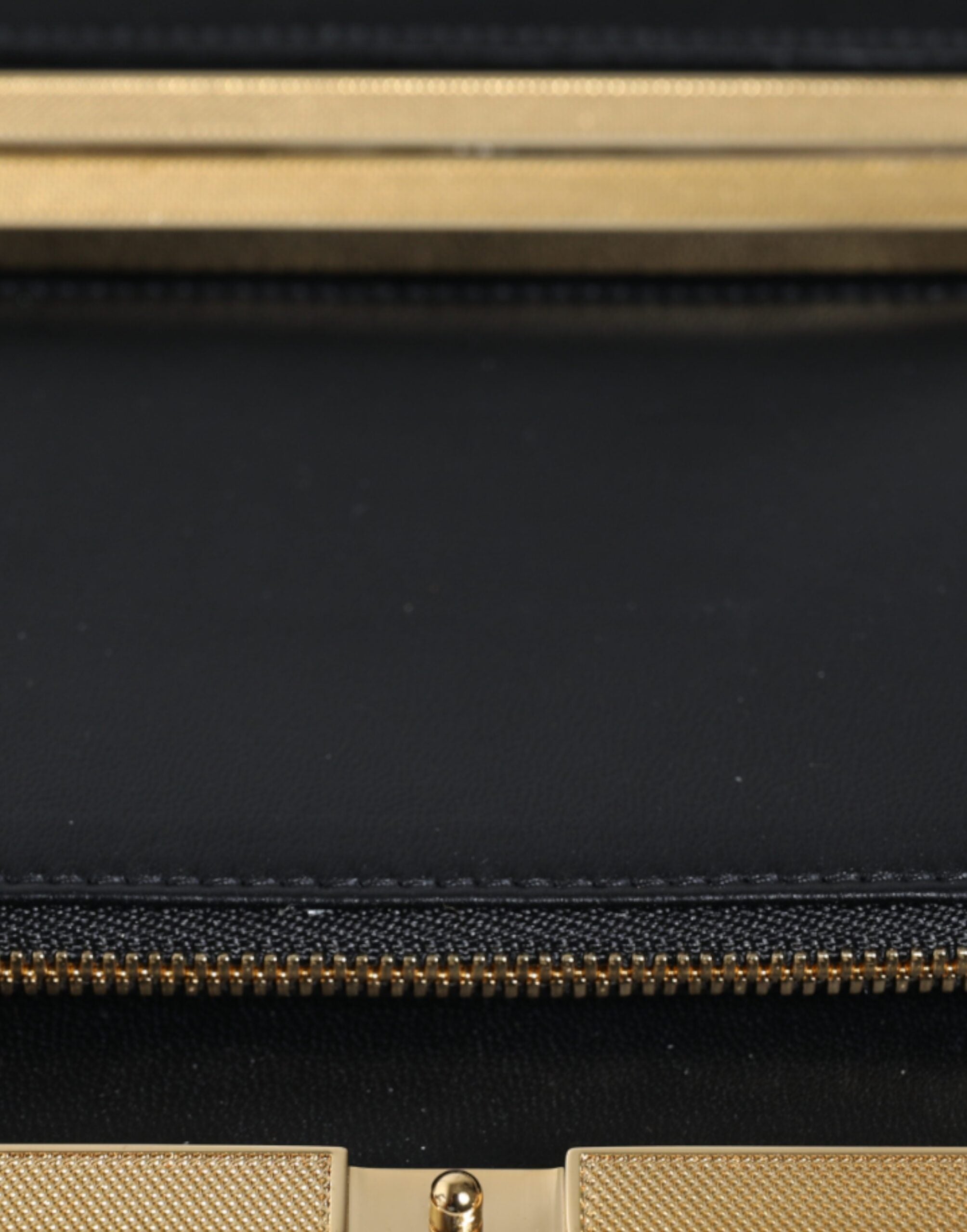 Clutch-Abendtasche mit mehrfarbigem Blumenmuster und Goldrahmen