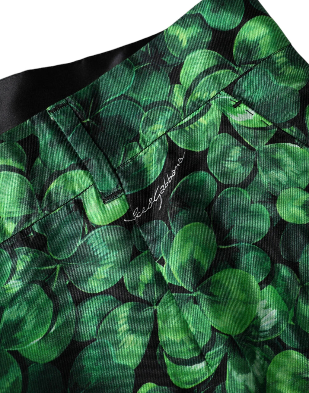 Green Clover Hose aus Seidensatin mit hoher Taille und schmal zulaufendem Bein