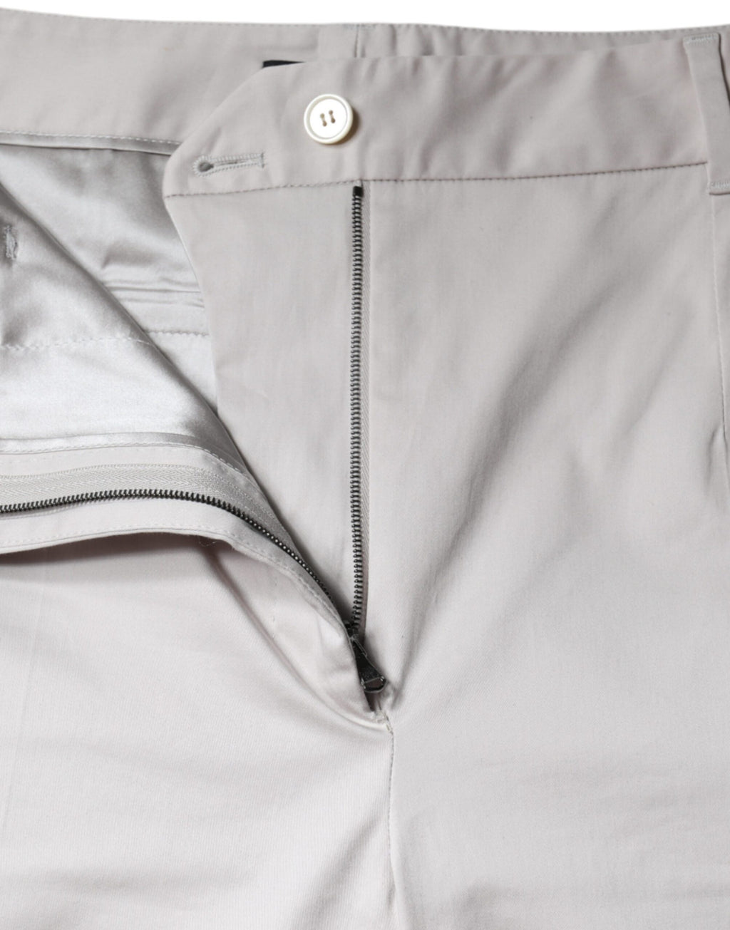 Weiße Capri-Hose aus Baumwolle mit normaler Bundhöhe und schmalem Schnitt