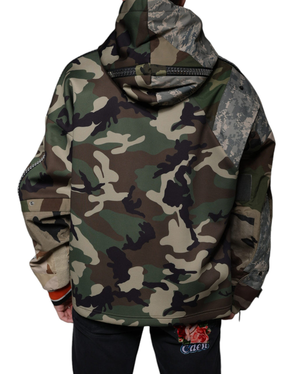Mehrfarbiger Kapuzenpullover im Camouflage-Look