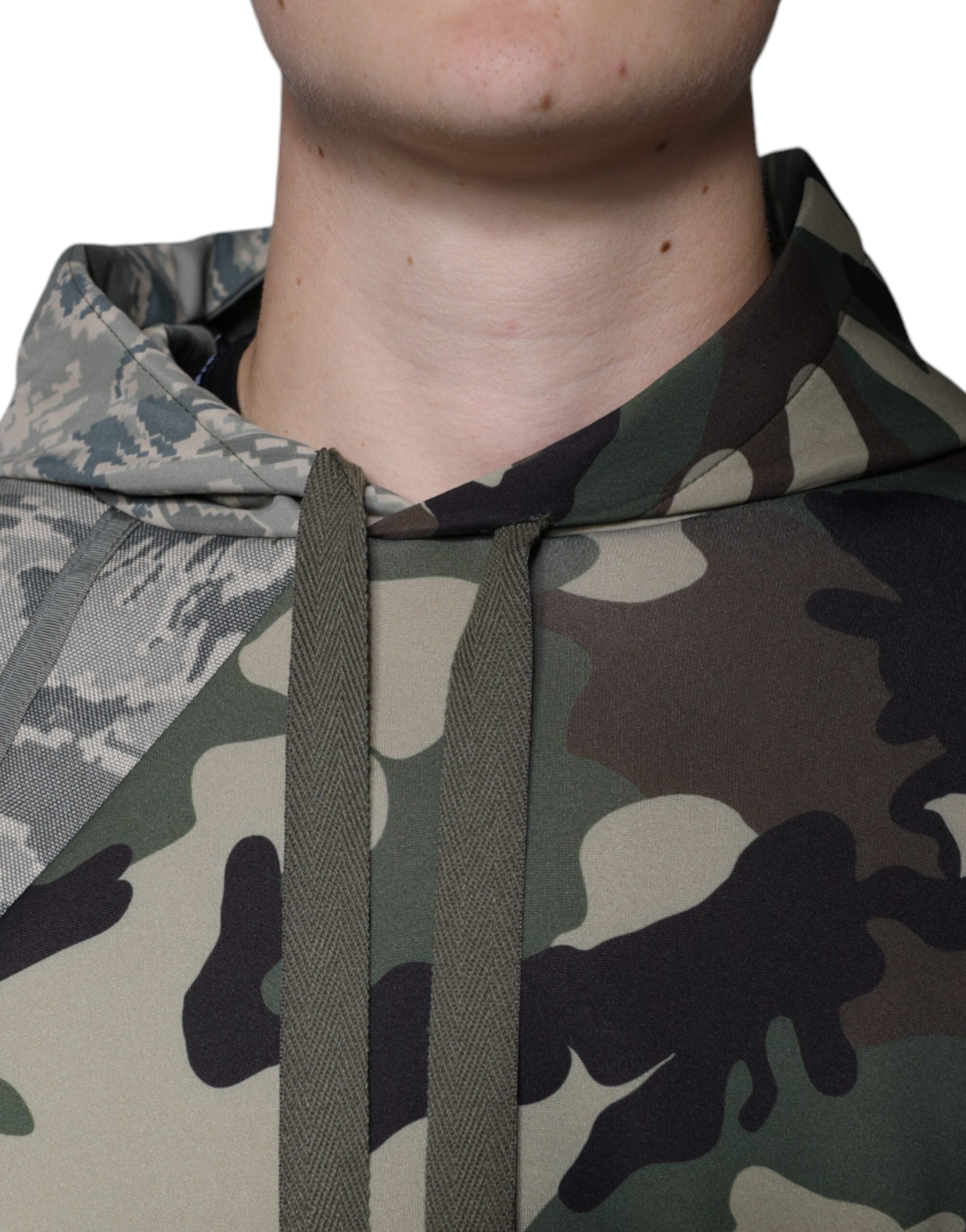 Mehrfarbiger Kapuzenpullover im Camouflage-Look