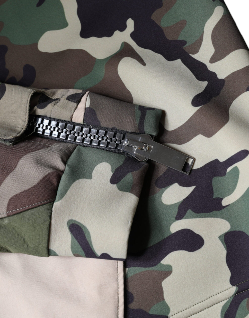 Mehrfarbiger Kapuzenpullover im Camouflage-Look