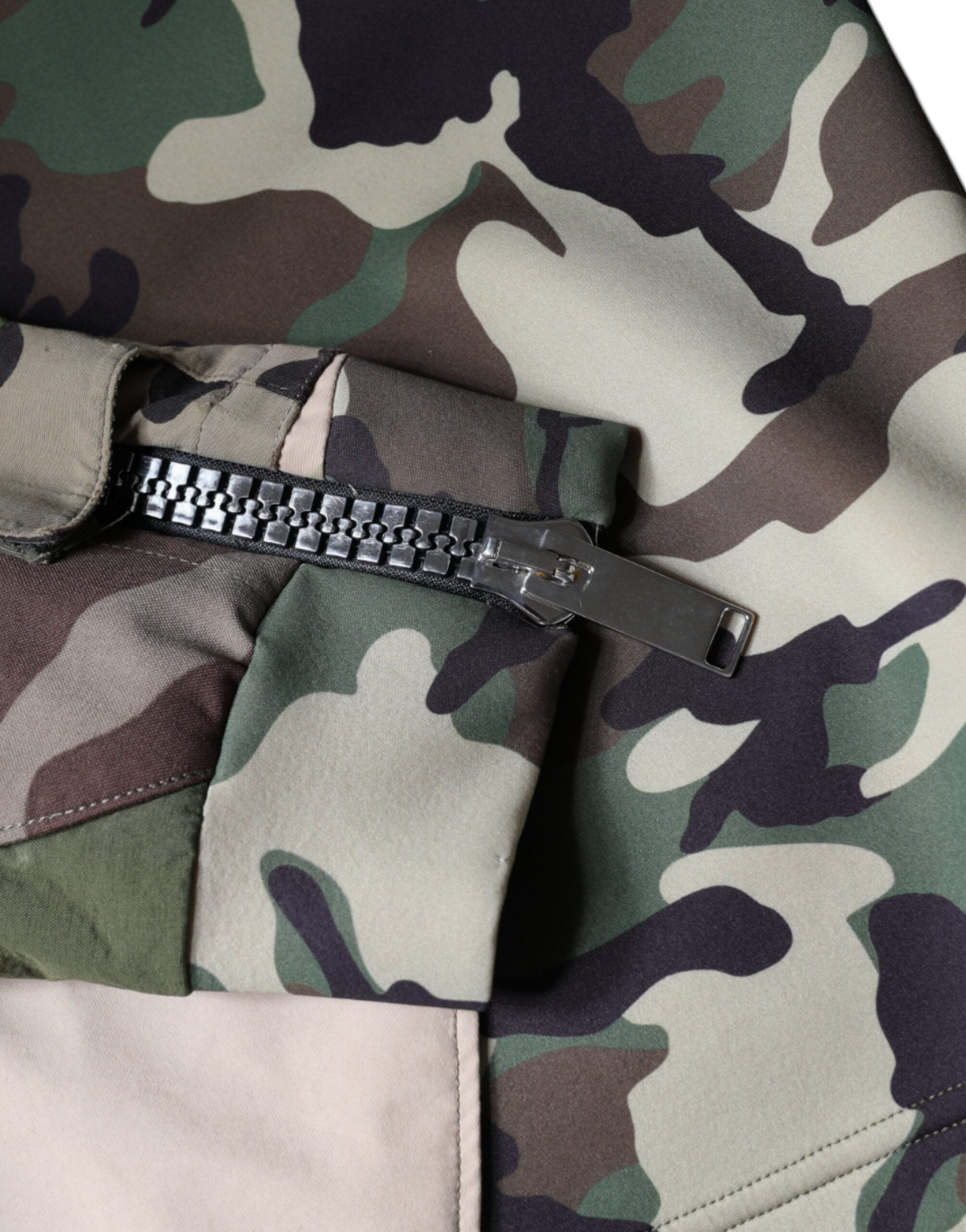 Mehrfarbiger Kapuzenpullover im Camouflage-Look