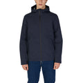 Kleidung aus blauem Polyester