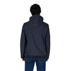 Kleidung aus blauem Polyester