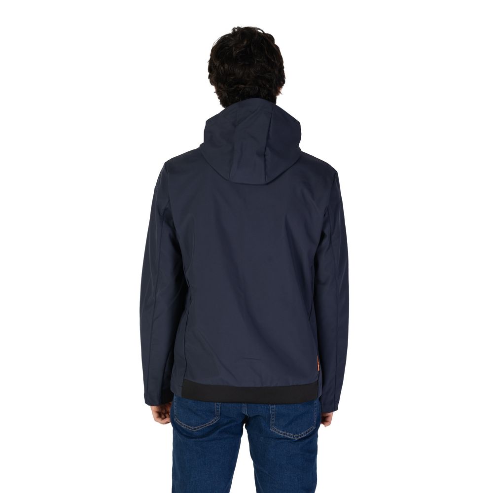 Kleidung aus blauem Polyester