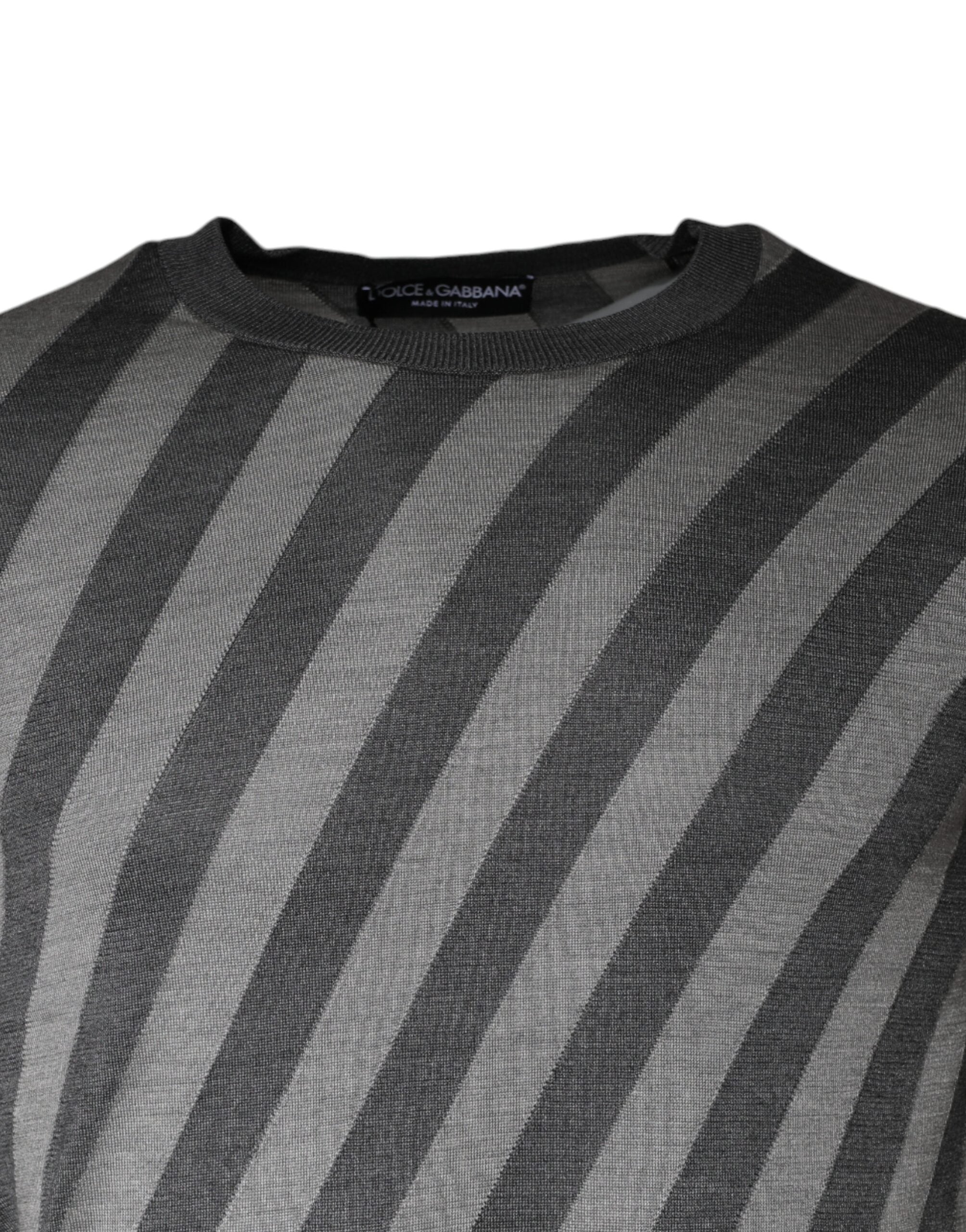 Grau gestreifter langärmliger Rundhals-Pullover