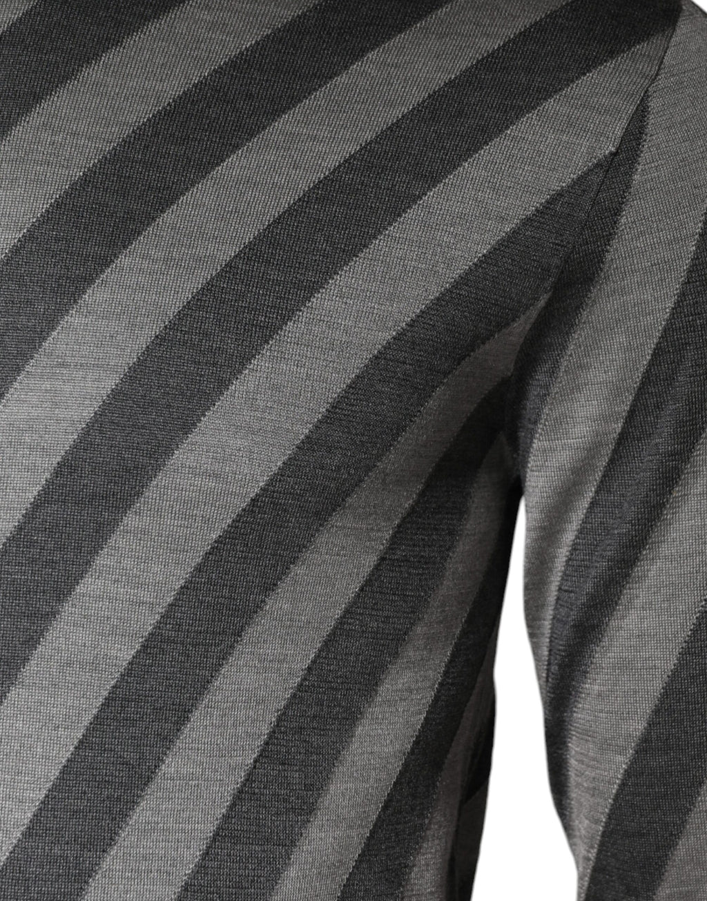 Grau gestreifter langärmliger Rundhals-Pullover