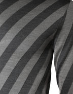 Grau gestreifter langärmliger Rundhals-Pullover
