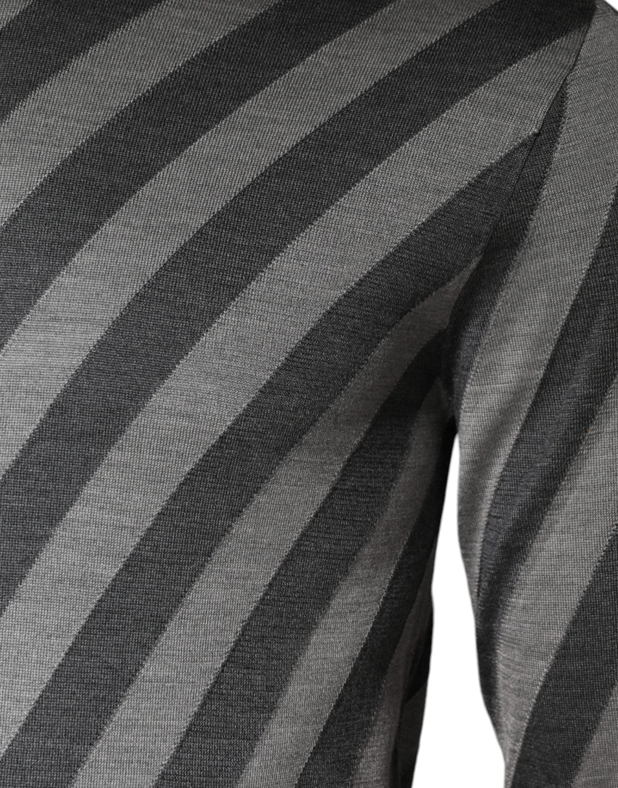 Grau gestreifter langärmliger Rundhals-Pullover
