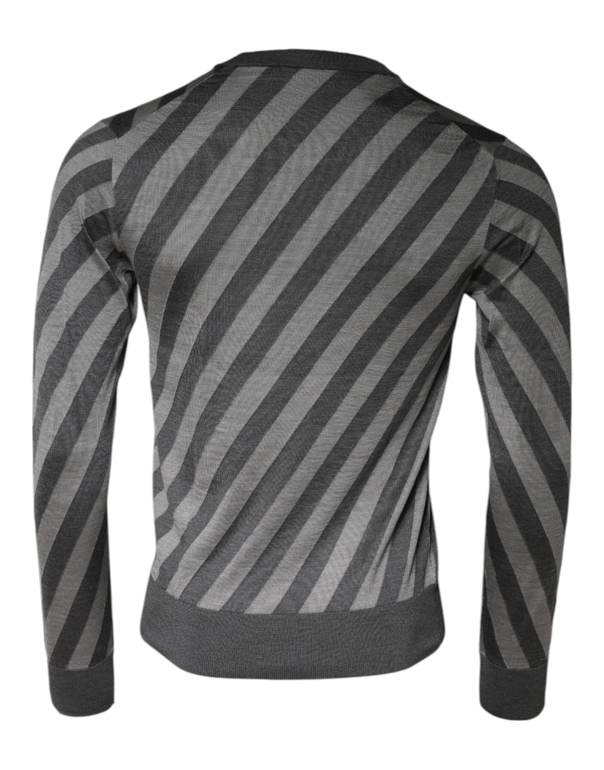 Grau gestreifter langärmliger Rundhals-Pullover