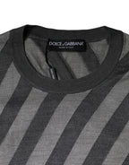 Grau gestreifter langärmliger Rundhals-Pullover