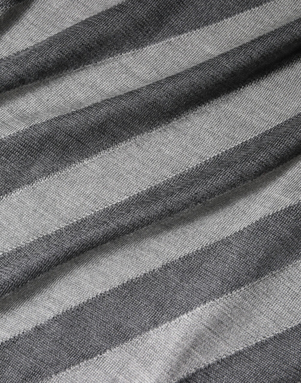 Grau gestreifter langärmliger Rundhals-Pullover