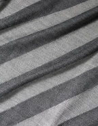 Grau gestreifter langärmliger Rundhals-Pullover