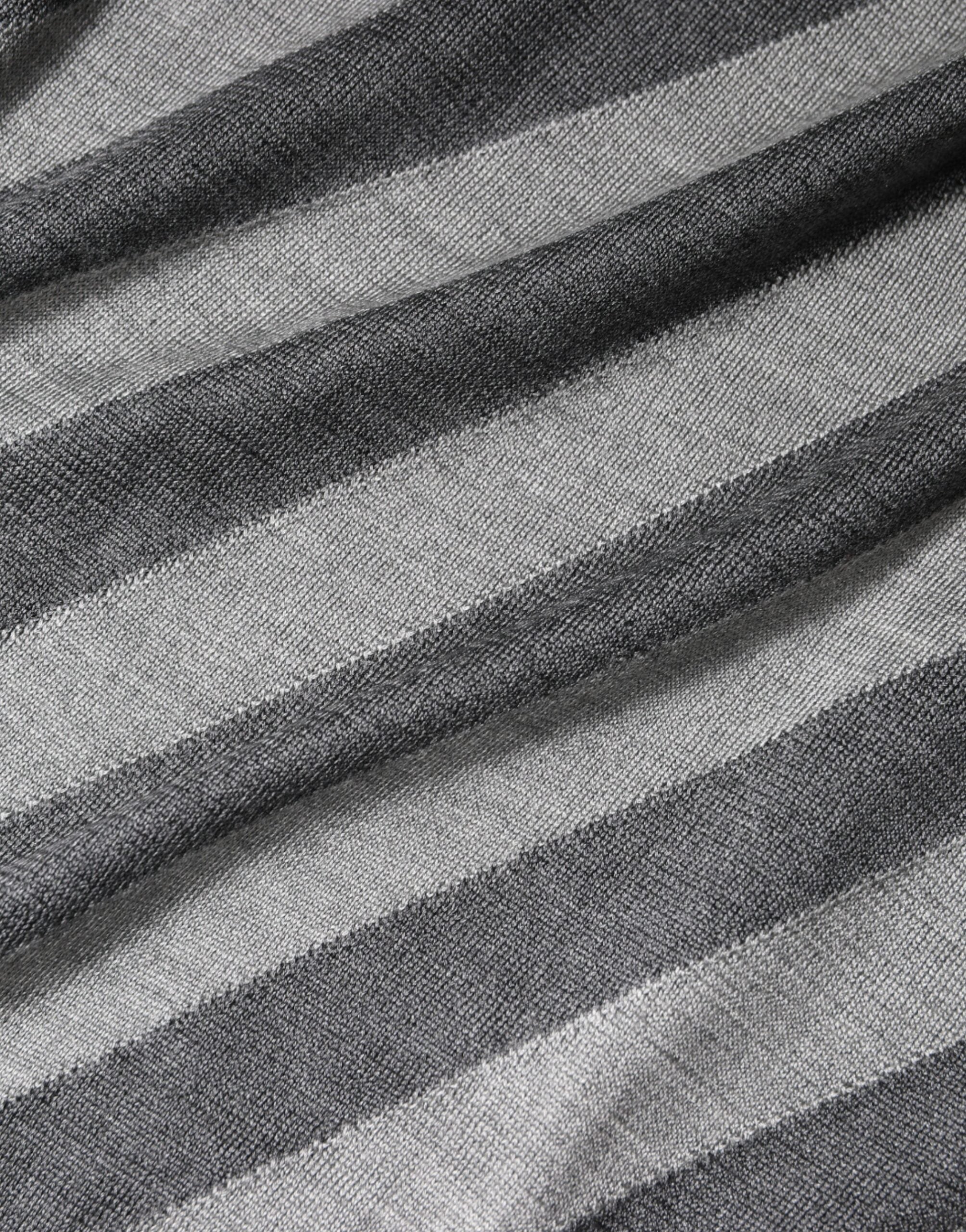 Grau gestreifter langärmliger Rundhals-Pullover
