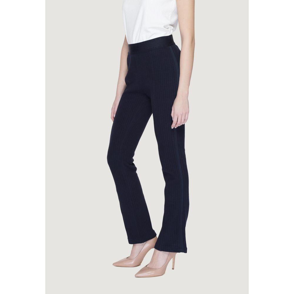 Blaue ausgestellte Baumwollhose