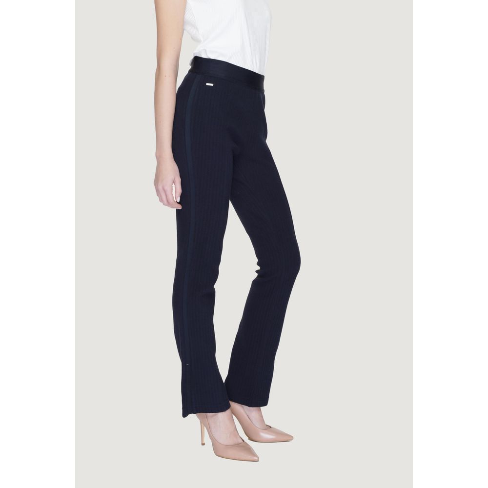 Blaue ausgestellte Baumwollhose