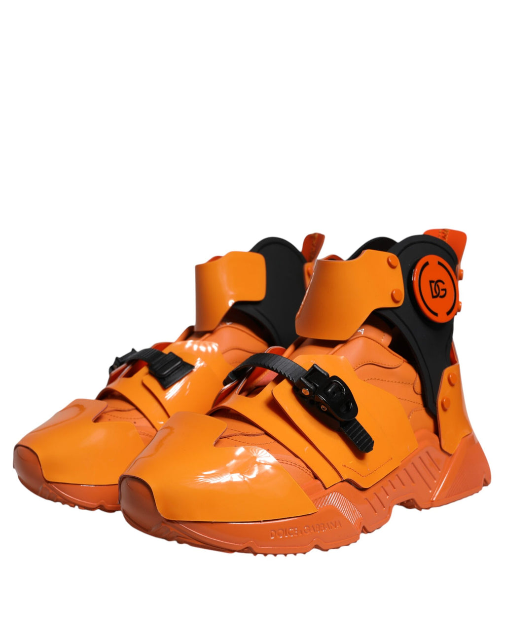 Orangefarbene klobige High-Top-Sneaker mit mehreren Einsätzen