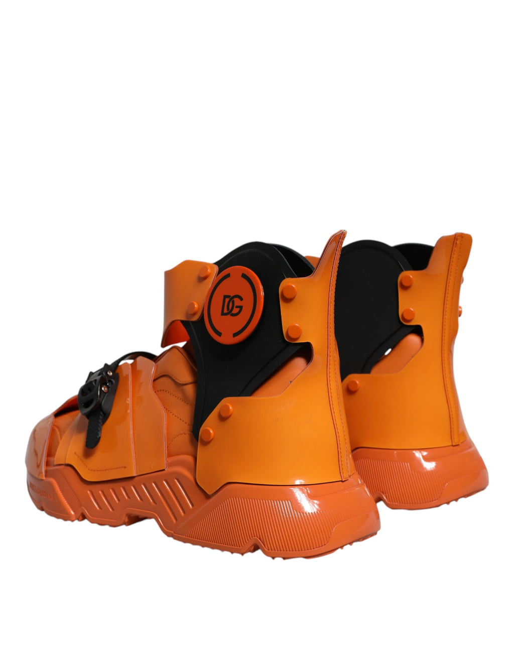 Orangefarbene klobige High-Top-Sneaker mit mehreren Einsätzen