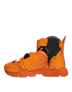 Orangefarbene klobige High-Top-Sneaker mit mehreren Einsätzen
