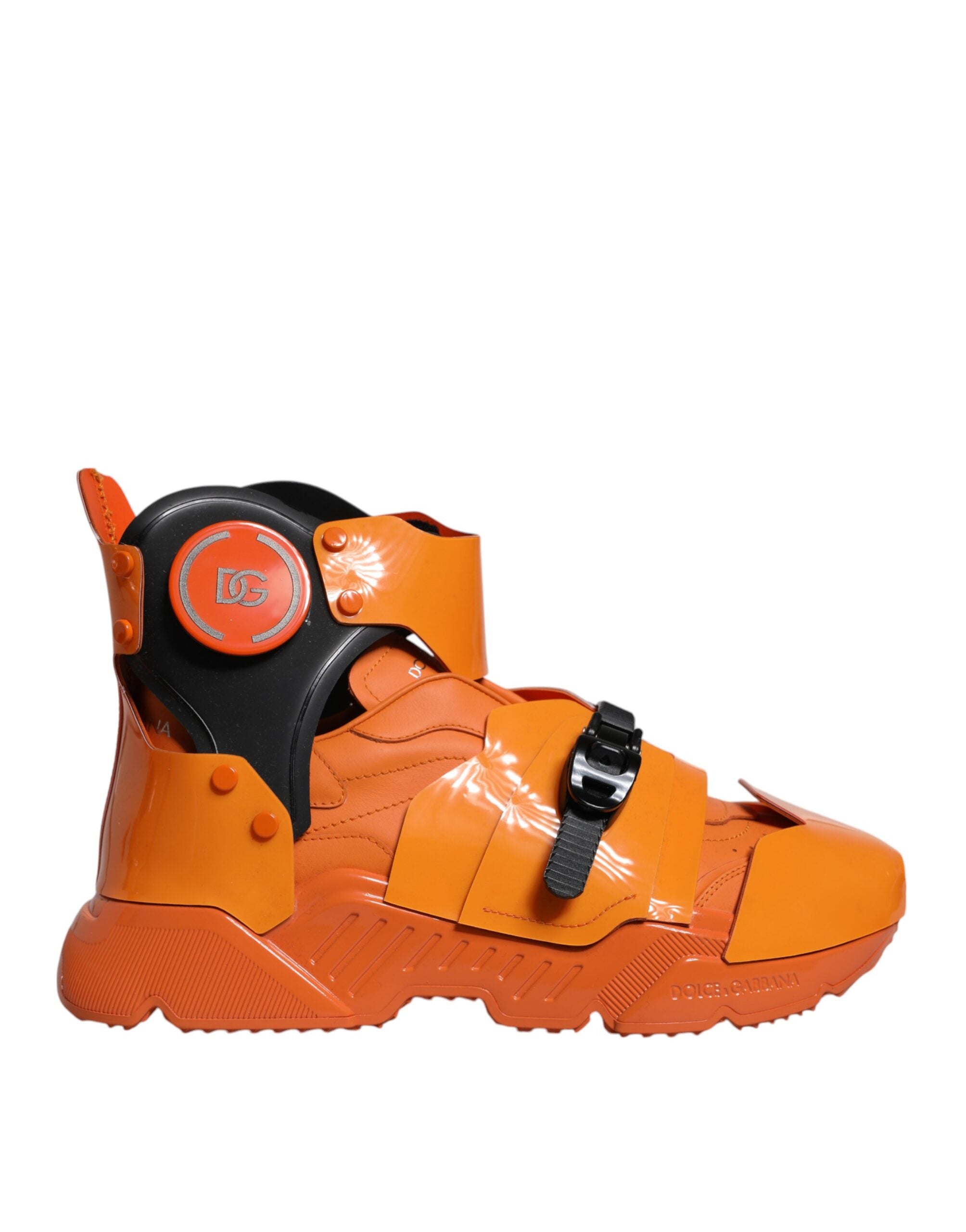 Orangefarbene klobige High-Top-Sneaker mit mehreren Einsätzen