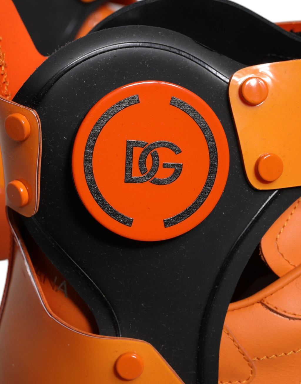 Orangefarbene klobige High-Top-Sneaker mit mehreren Einsätzen