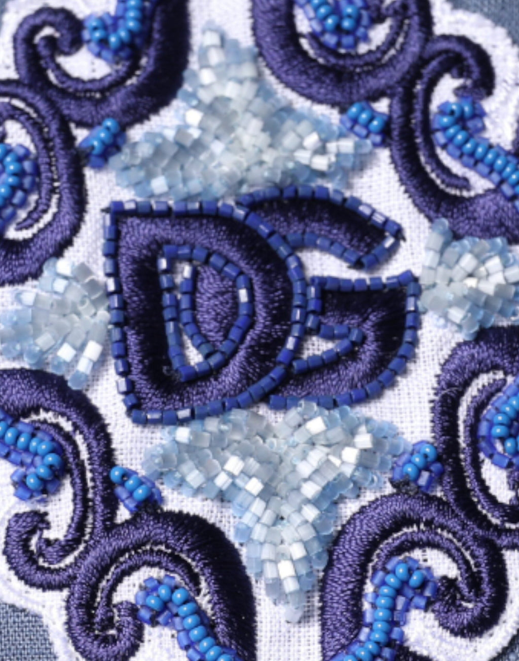 Freizeit-Langarmhemd mit Knöpfen und blauem Logo