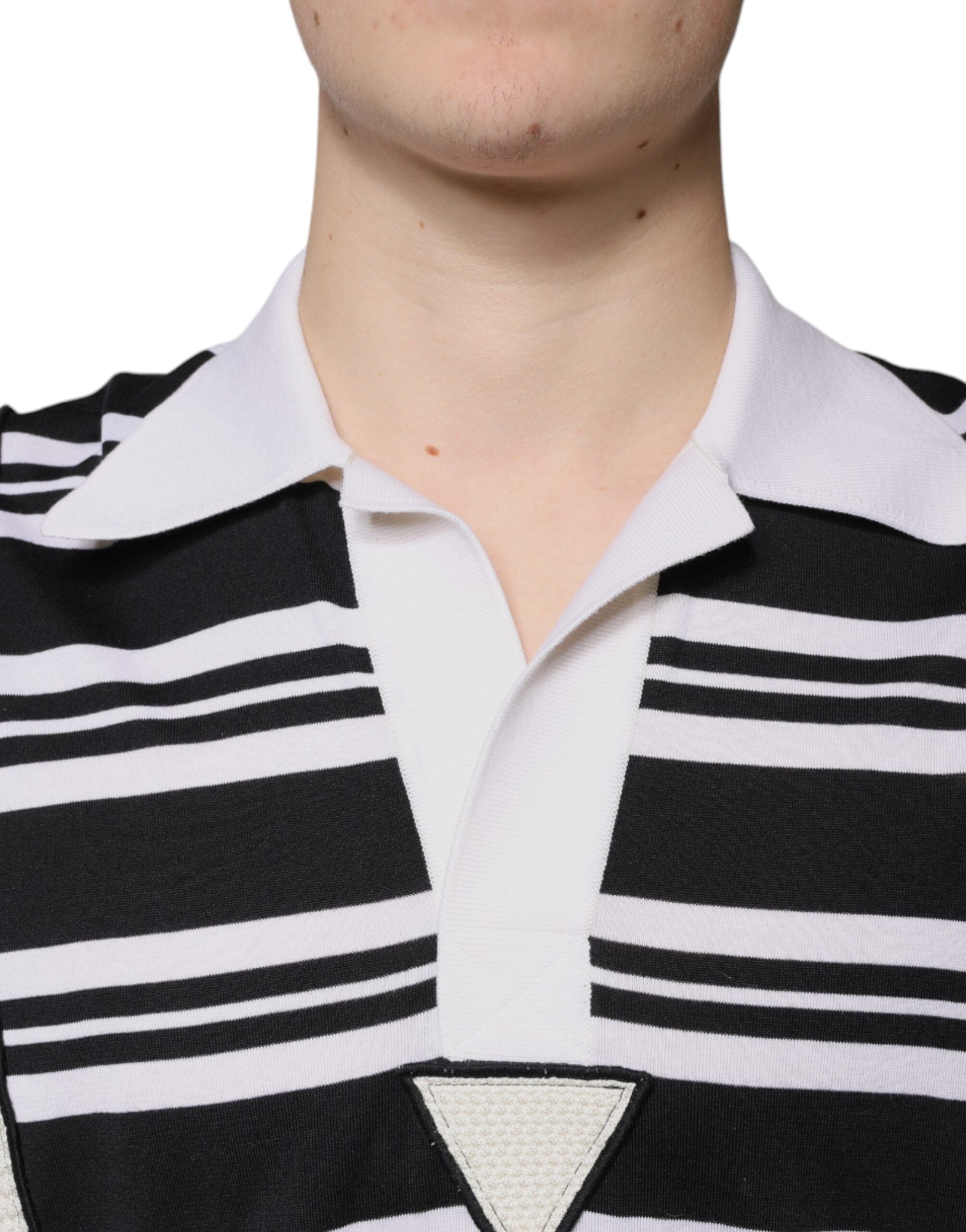 Mehrfarbig gestreiftes Polo-T-Shirt mit Kragen