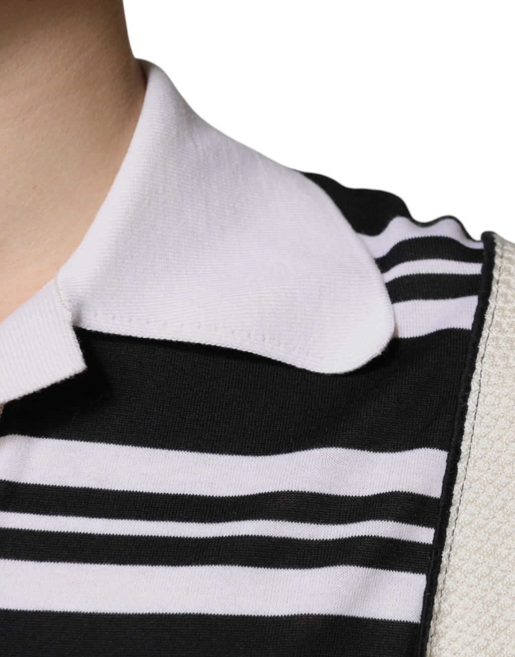 Mehrfarbig gestreiftes Polo-T-Shirt mit Kragen