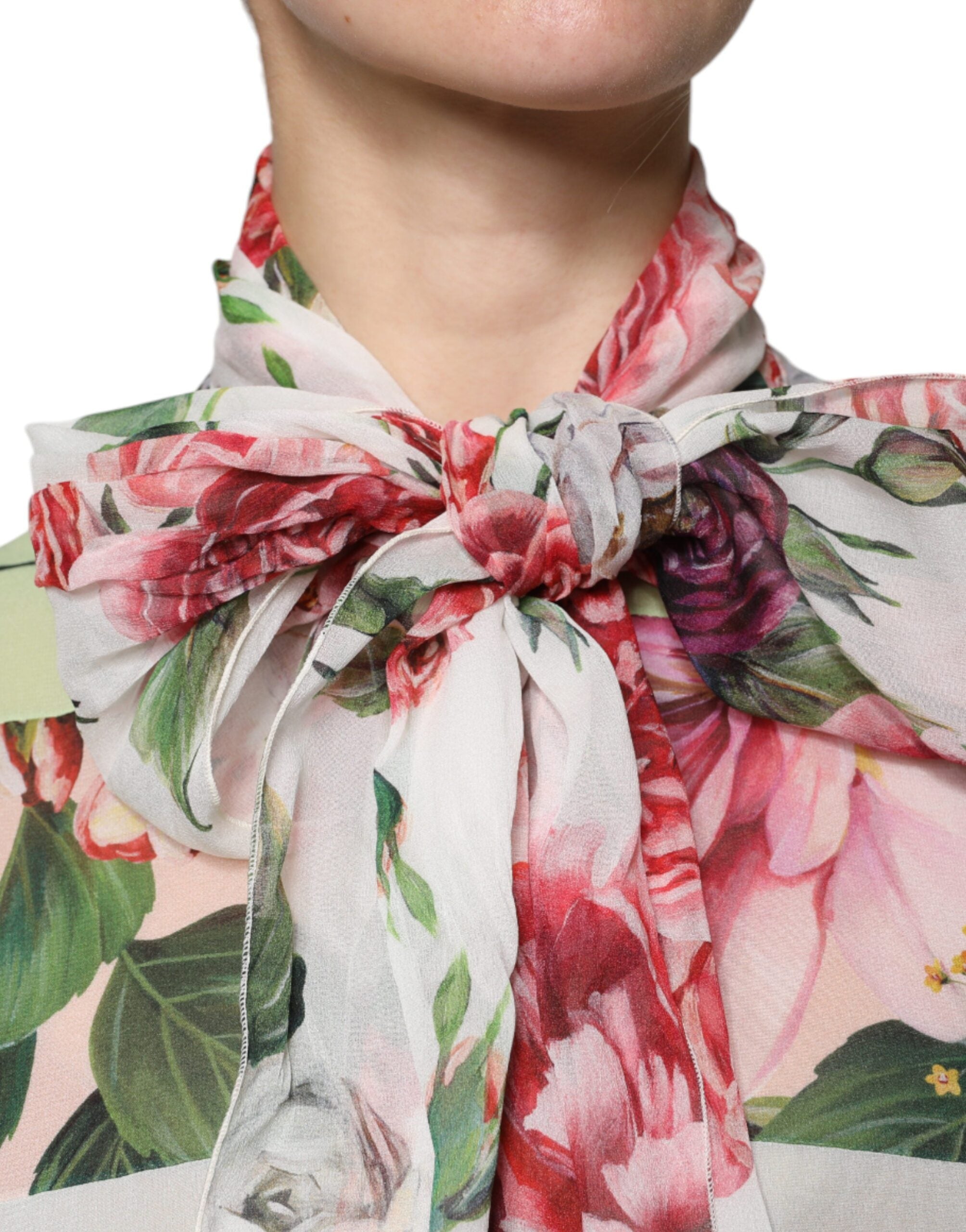 Mehrfarbiges Oberteil mit Blüten-Patchwork-Ascot-Kragen