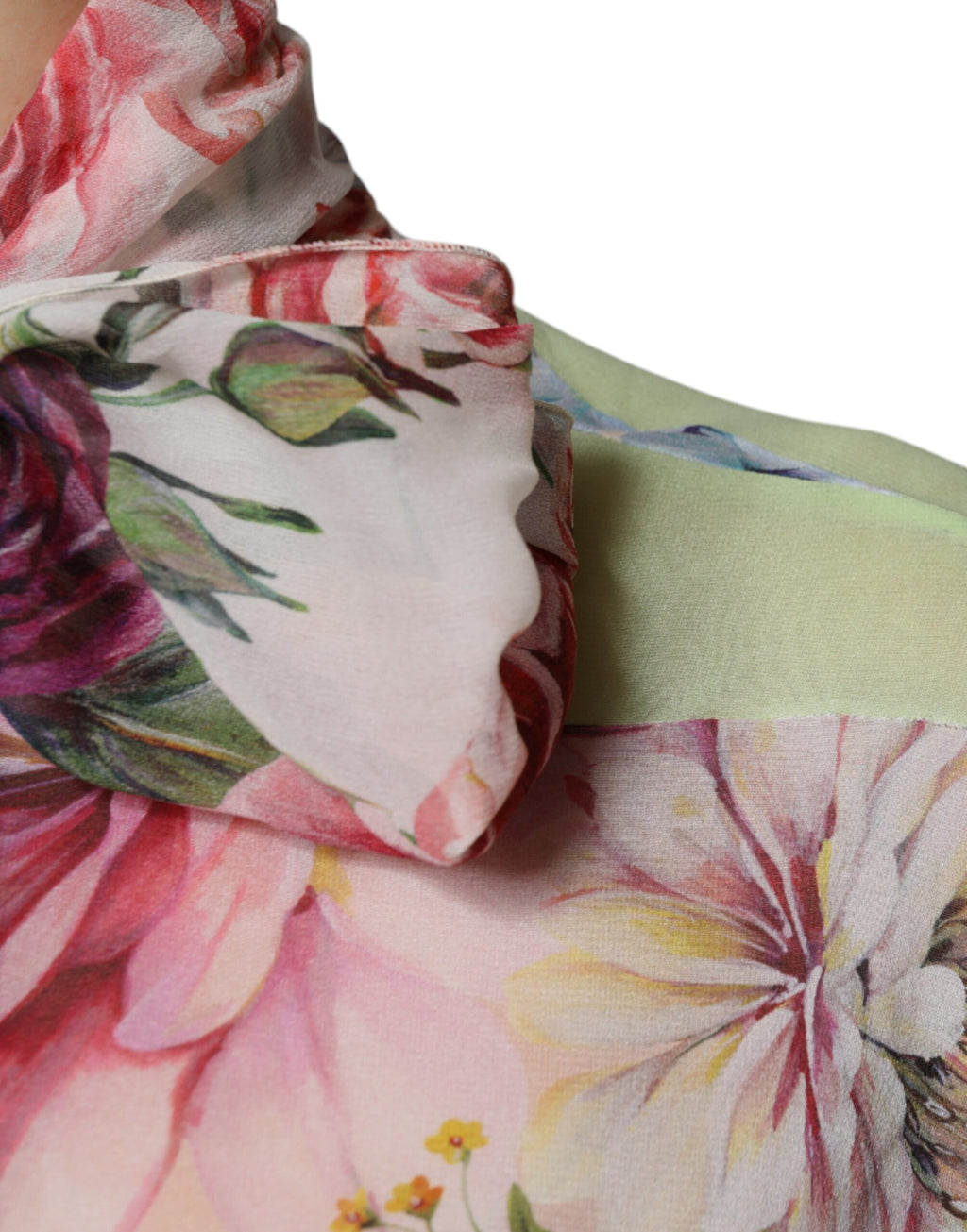 Mehrfarbiges Oberteil mit Blüten-Patchwork-Ascot-Kragen