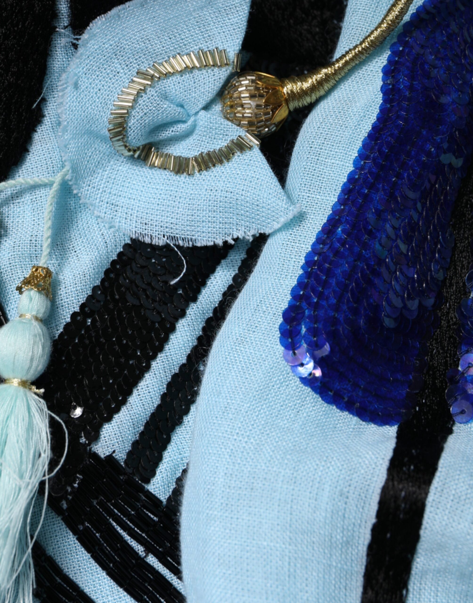 Hellblaues geblümtes, verziertes Hemdblusen-Maxikleid