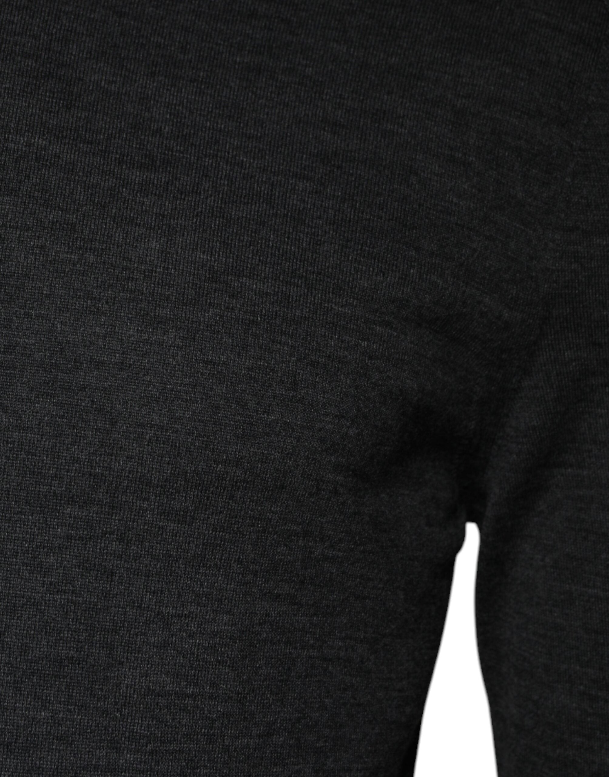 Grauer Rollkragenpullover aus Wolle