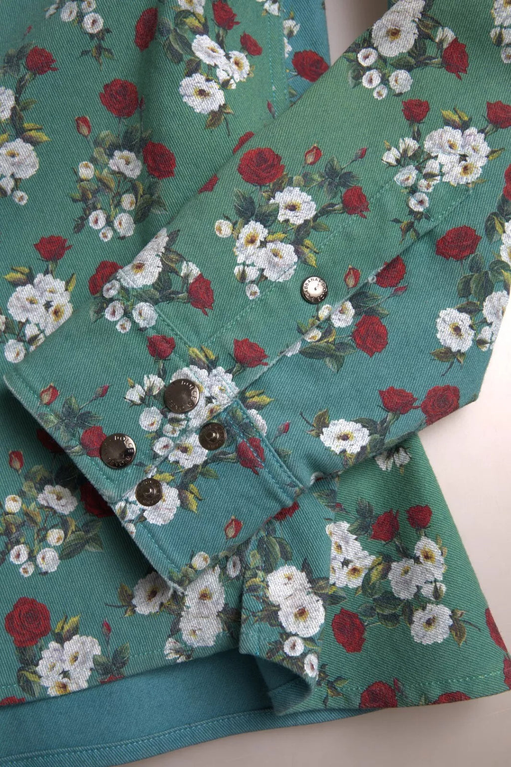 Blaues florales Baumwoll-Denimhemd mit Knopfleiste