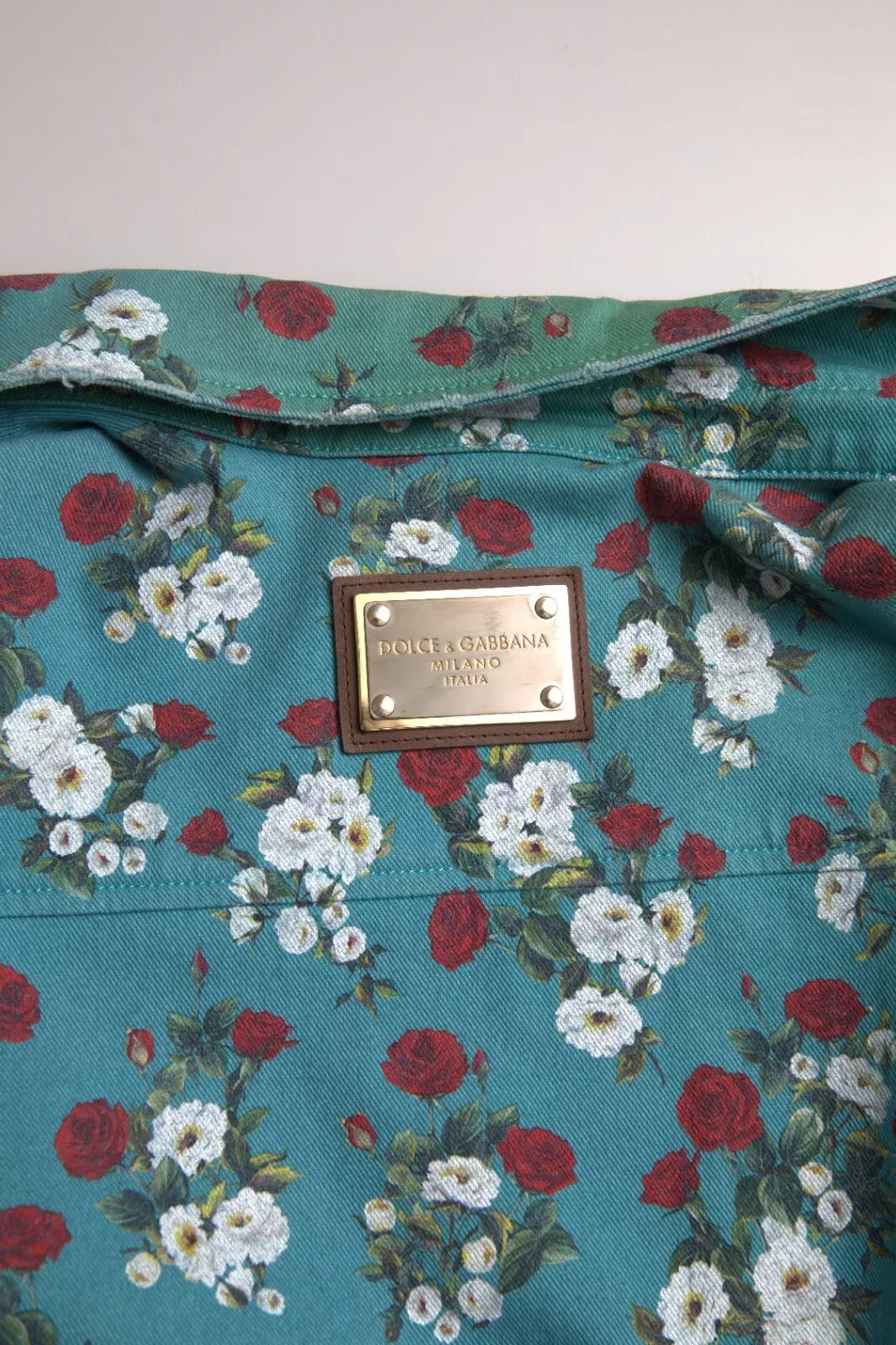 Blaues florales Baumwoll-Denimhemd mit Knopfleiste
