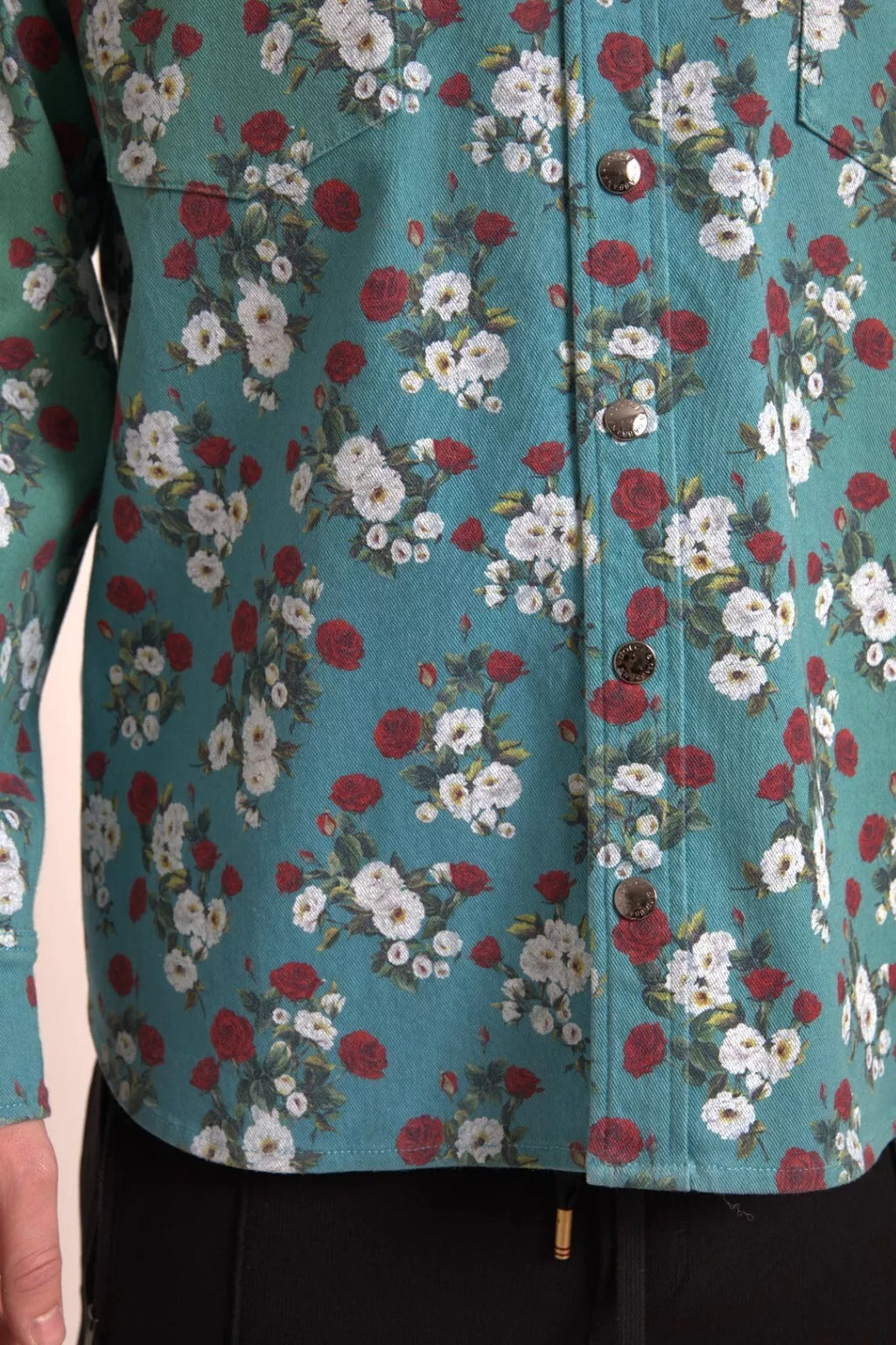Blaues florales Baumwoll-Denimhemd mit Knopfleiste