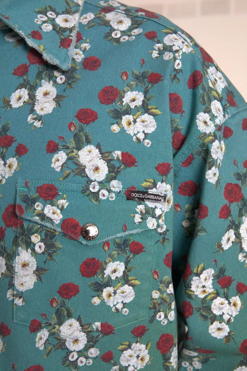 Blaues florales Baumwoll-Denimhemd mit Knopfleiste